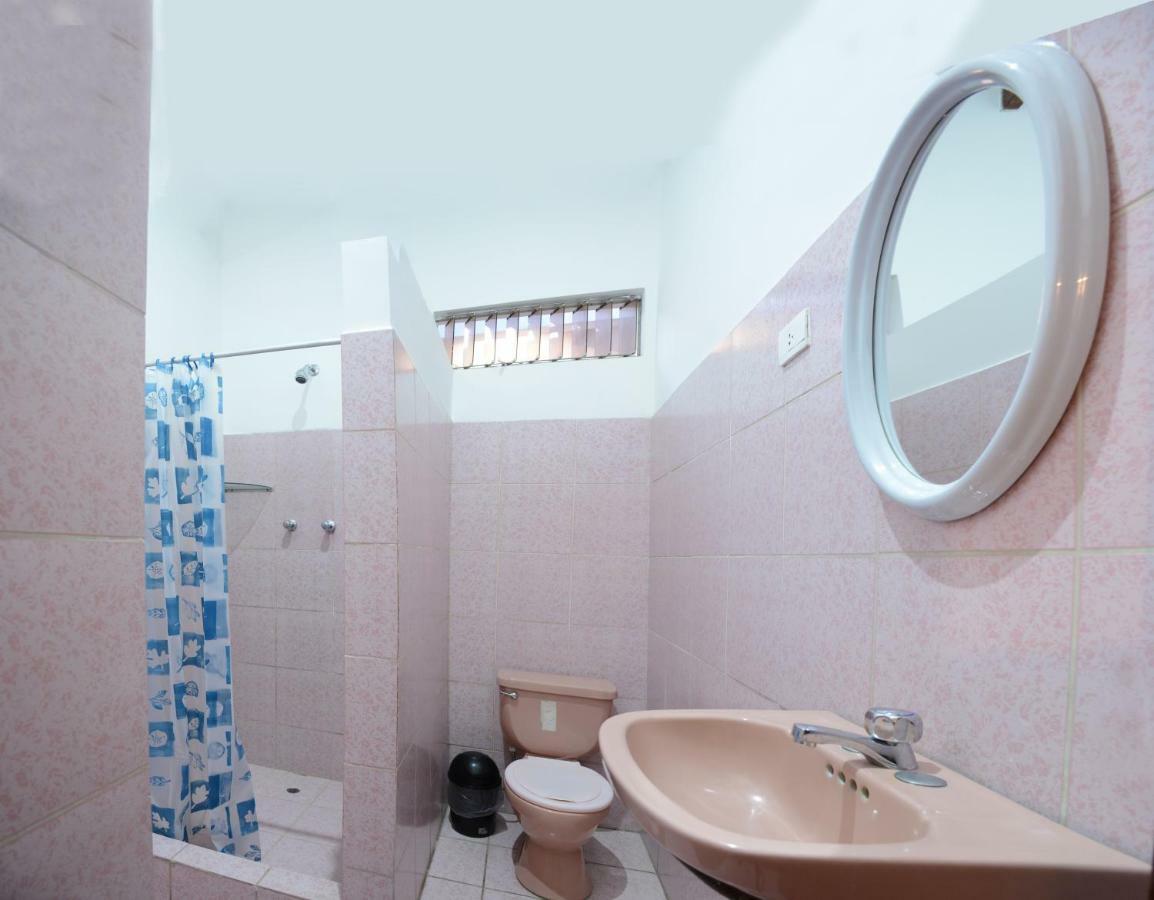 Hostal Casa Blanca タラポト エクステリア 写真